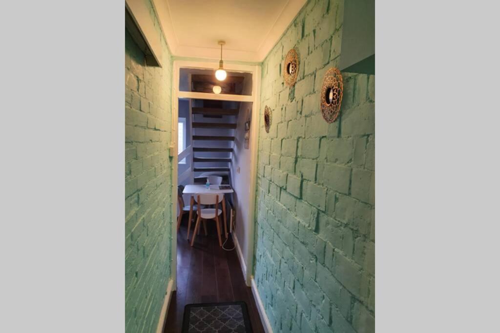 Cosy, Quirky, Comfy 'N' Chic House- Apartment Суиндън Екстериор снимка